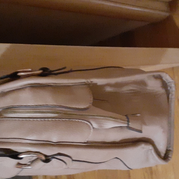 Tan purse by street level - Picture 4 of 9
